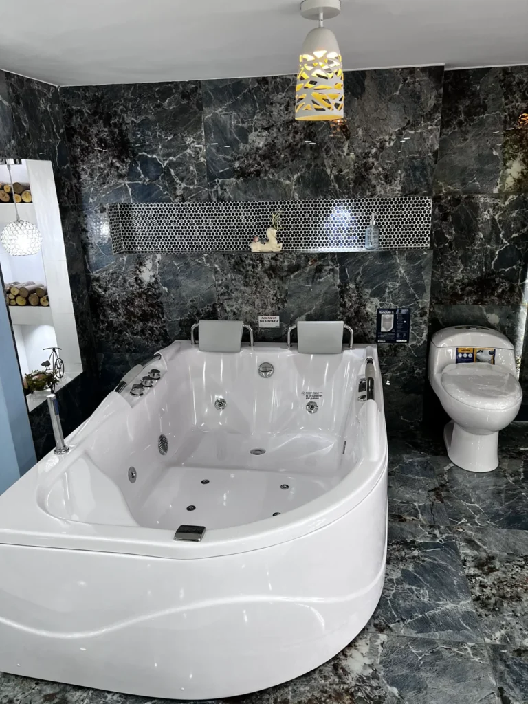 Explore this luxury marble jacuzzi bathroom featuring glossy black marble walls, modern spa aesthetics, chrome fixtures, and elegant lighting inspiration for contemporary homes.
